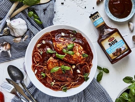 Linguine z kurczakiem w pomidorowo-czosnkowym sosie z bazylią 