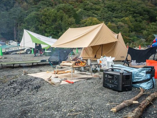 Majówka pod chmurami? Niezbędne rzeczy, które zapewnią komfort podczas wyjazdu