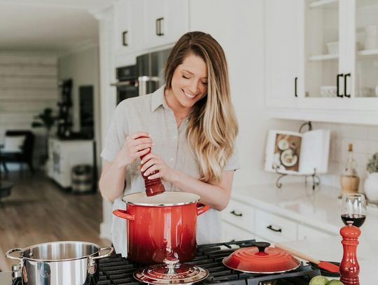 Millenialsi zmieniają kuchnię w salon, a ich rodzice łapią się za głowę. Dlaczego?