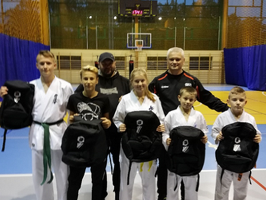 Nagrody dla medalistów sekcji karate