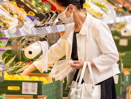 Niskie wpływy z opłaty recyklingowej. Resort poślizgnął się na plastikowych torbach