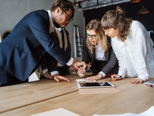 Nota na 40/70/100 euro a nota za koszty odzyskiwania należności – podobne cele, różne mechanizmy