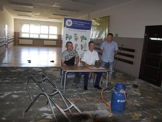 Nowe podłogi na korytarzach w SP 3 w Nowogardzie