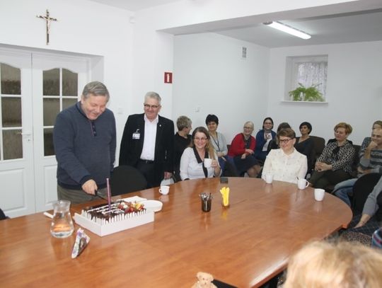 Okolicznościowy tort i życzenia – minął rok pracy burmistrza Radosława Mackiewicza