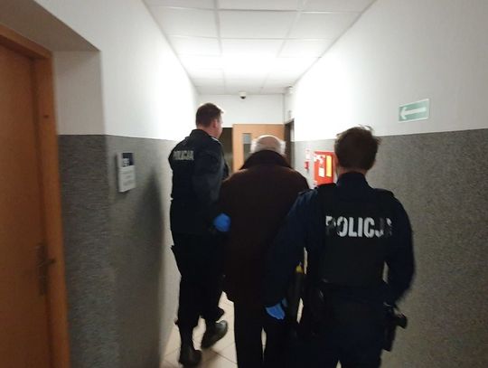 Okradli seniorkę z Gryfic, sprawców policjanci z Gryfic zatrzymali w Szczecinie