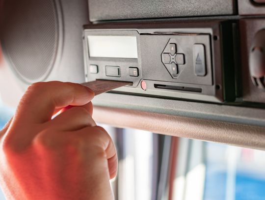 Ostatni dzwonek na wymianę tachografu, inaczej - mandat lub więzienie