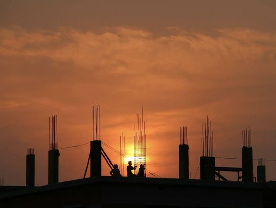 Ostatni kwartał 2025 w branży budowlanej:  trendy i przewidywania w sektorze domów i mieszkań