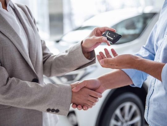 OTOMOTO Insights: rynek motoryzacyjny w czerwcu - hybrydy w górę, tanie auta w odwrocie, motocykle na rekordowym poziomie