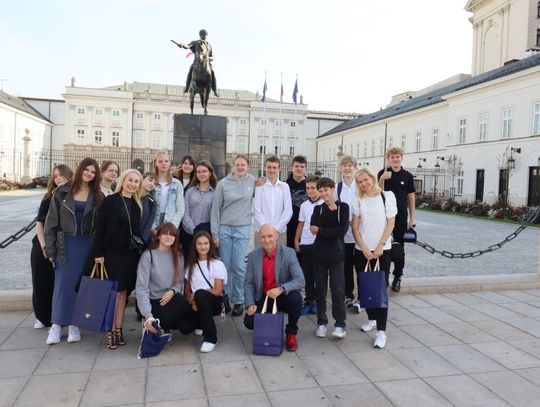 Pałac Prezydencki przekazał popiersie św. Jana Pawła II Szkole Podstawowej w Modlimowie