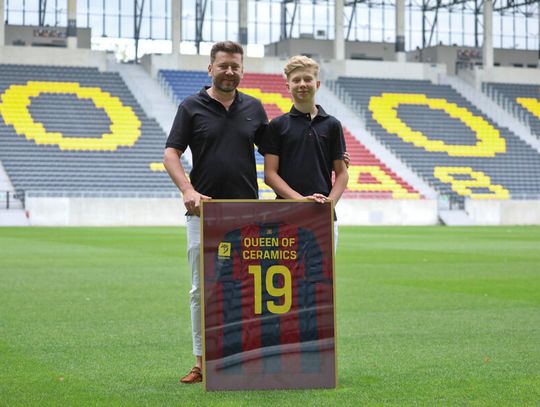 Pędzlem i stemplem malowane Ceramika Bolesławiec w portowej drużynie