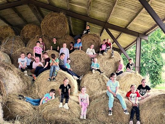 PEŁNA ATRAKCJI WIZYTA UCZNIÓW W GOSPODARSTWIE PANA SŁAWOMIRA MAZURA