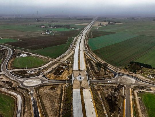 Pierwsza betonowa ekspresówka w północnej Polsce coraz bliżej finiszu. Prace trwają nawet 24 godziny na dobę Pierwsza betonowa ekspresówka w północnej Polsce coraz bliżej finiszu. Prace trwają nawet 24 godziny na dobę