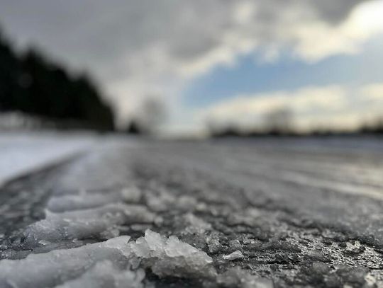 PIERWSZE OZNAKI ZIMY! POLICJA PROSI O ROZWAGĘ I ZACHOWNIE OSTROŻNOŚCI!