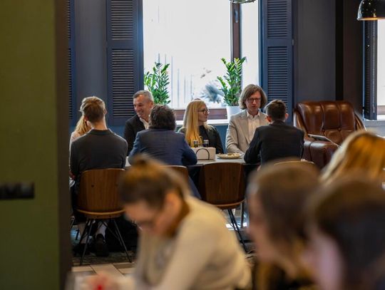 Pod szklanym niebem – jak architektura wpływa na atmosferę wrocławskiej restauracji