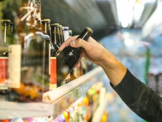Polacy mylą piwo alkoholowe i bezalkoholowe - połowa z nich chce zakazu reklamy dla obu wariantów Polacy mylą piwo alkoholowe i bezalkoholowe - połowa z nich chce zakazu reklamy dla obu wariantów