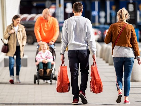 Polacy napędzają większy ruch w sklepach. Więcej czasu też poświęcają na robienie zakupów