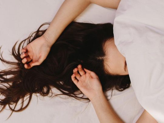 Polacy wciąż mają spory kłopot ze snem. Głównie narzekają na gonitwę myśli i budzenie się w nocy