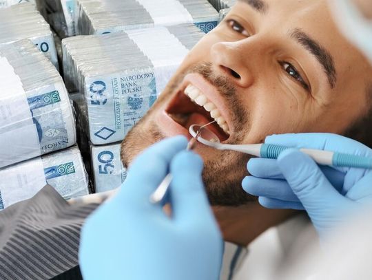 Polacy wciąż zbyt rzadko chodzą do dentystów na wizyty kontrolne. Głównie przez rosnące ceny w gabinetach
