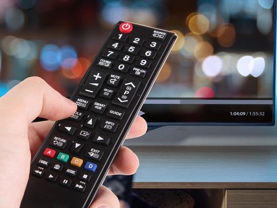 Polacy wyraźnie unikają reklam w telewizji. Ponad 77 proc. sięga w tym czasie po komórkę [BADANIE]