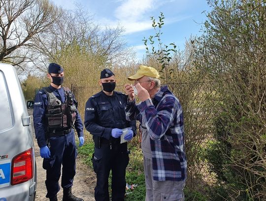 Policjanci wręczali maseczki ochronne mieszkańcom powiatu gryfickiego