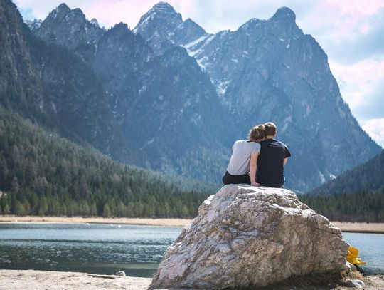 Polska apka kontra Tinder. Czy „mijanie” to przyszłość randkowania?