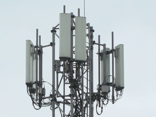 poziom pola elektromagnetycznego wytwarzanego przez stacje bazowe operatorów komórkowych w Polsce na niskim poziomie