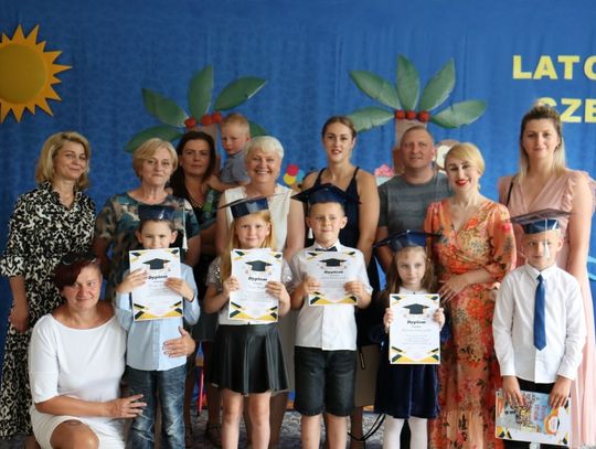 Przedszkolaki z Modlimowa świętują zakończenie roku  szkolnego!
