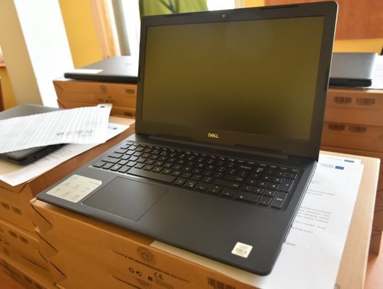 Przekazanie laptopów w ramach projektu "Zdalna Szkoła"