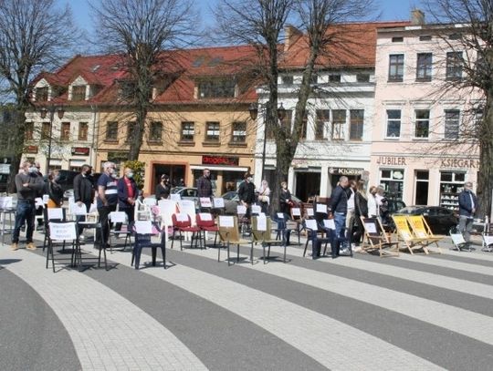 Puste krzesła i protest zdesperowanych przedsiębiorców…