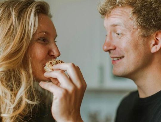 Randka w domu – dlaczego comfort food to najlepszy pomysł na walentynkową kolację