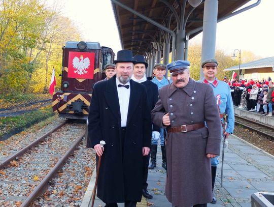 Rewalska kolejka zaprasza na przejażdżki z Ojcami Polskiej Niepodległości.