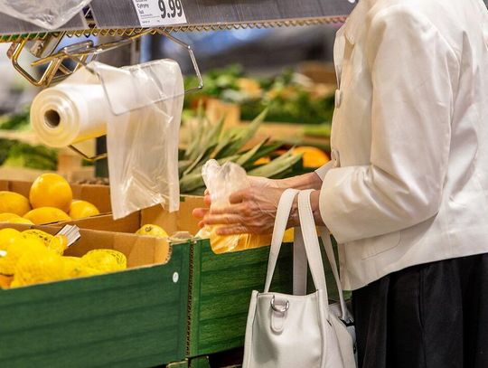 Rosną wpływy z opłaty recyklingowej. Konsumenci zużywają coraz więcej foliówek w sklepach