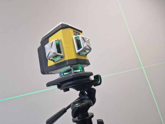 Samopoziomujący laser krzyżowy – jak działa i dlaczego warto go mieć w zestawie narzędzi?