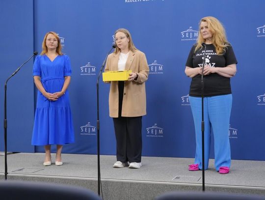 Setki much w Sejmie – mieszkańcy wsi przypominają politykom o zakazie hodowli zwierząt na futro