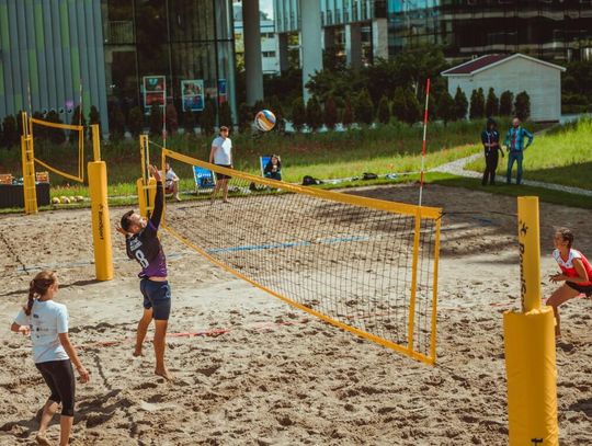 Siatkówka plażowa w centrum biurowym