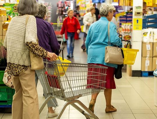 Sklepy znowu czeka oblężenie. Blisko 59 proc. Polaków zrobi zakupy spożywcze niemal przed samymi świętami Sklepy znowu czeka oblężenie. Blisko 59 proc. Polaków zrobi zakupy spożywcze niemal przed samymi świętami
