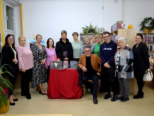 SPOTKANIE AUTORSKIE Z PRZEMYSŁAWEM KOWALEWSKIM W GMINNEJ BIBLIOTECE PUBLICZNEJ W KARNICACH