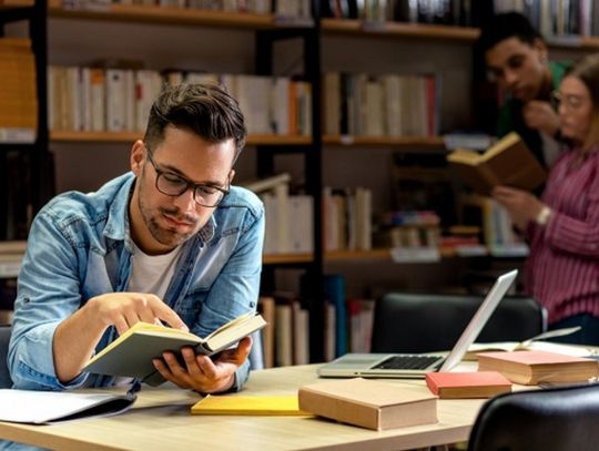 Studia magisterskie a rynek pracy – które kierunki są obecnie najbardziej perspektywiczne?