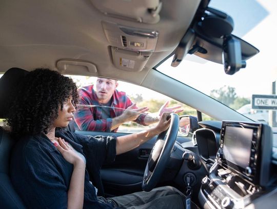 Świąteczne korki, świąteczna agresja. Według najnowszych badań 43% polskich kierowców uważa, że w okresie świąt na drogach jest bardziej agresywnie Świąteczne korki, świąteczna agresja. Według najnowszych badań 43% polskich kierowców uważa, że w okresie świąt na drogach jest bardziej agresywnie