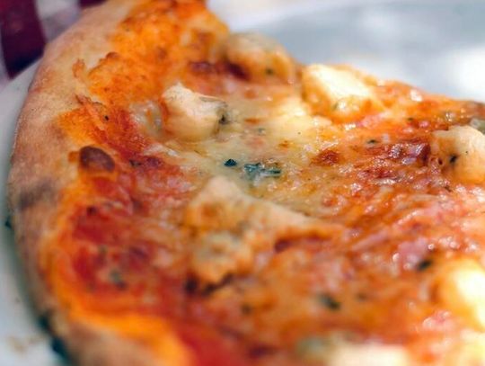 Światowy Dzień Pizzy. Jak zrobić w domu pizzę z idealnie ciągnącym się serem?