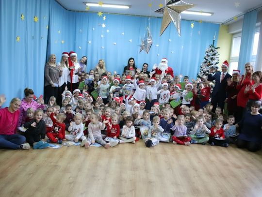 Święty Mikołaj wraz z burmistrzem Nowogardu z wizytą u przedszkolaków