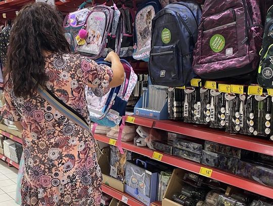 Szkolne zakupy. Sklepy tną liczbę promocji i gazetek, ale ceny r/r poszły w górę tylko o 2,9 proc.
