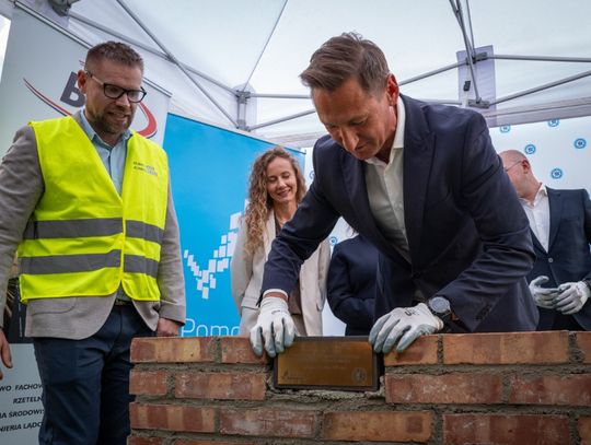 To kolejny krok do powstania nowego budynku stacji pogotowia ratunkowego w Koszalinie. Przekazano plac budowy oraz wmurowano kamień węgielny