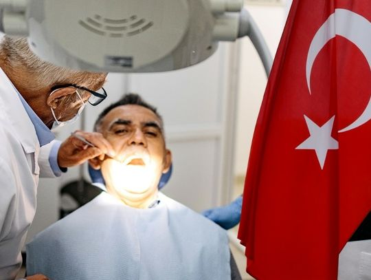 Tureckie zęby coraz częściej kuszą Polaków. Eksperci: To może być zła decyzja, nie tylko dla portfela