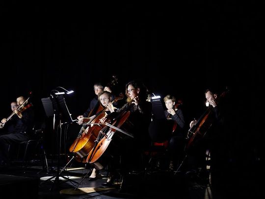 Unikalny koncert symfoniczny w ciemności w Katowicach - „Tam sięgaj, gdzie wzrok nie sięga” z Santander Bank Polska