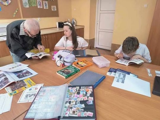 W Gryficach ,, trójka" filatelistyką stoi