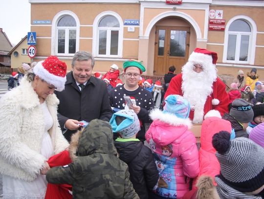 W Płotach rozbłysła świąteczna choinka