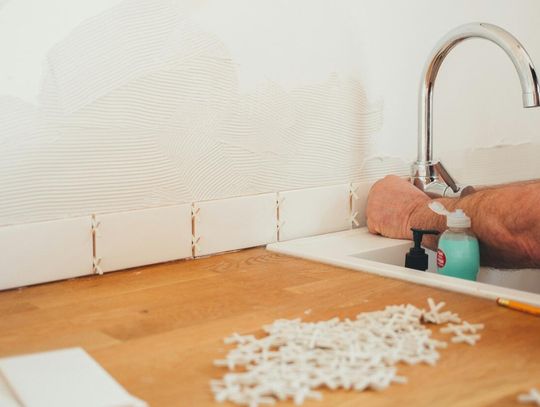 Wakacyjny remont? Unikaj tych błędów przy wymianie kuchni