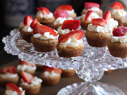 Weselny tort z cukierni - jak wygląda jego zamawianie?