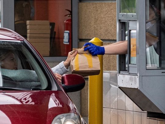 Większość fast foodów ze spadkiem liczby wizyt.  Eksperci: Widać zmianę nawyków konsumenckich